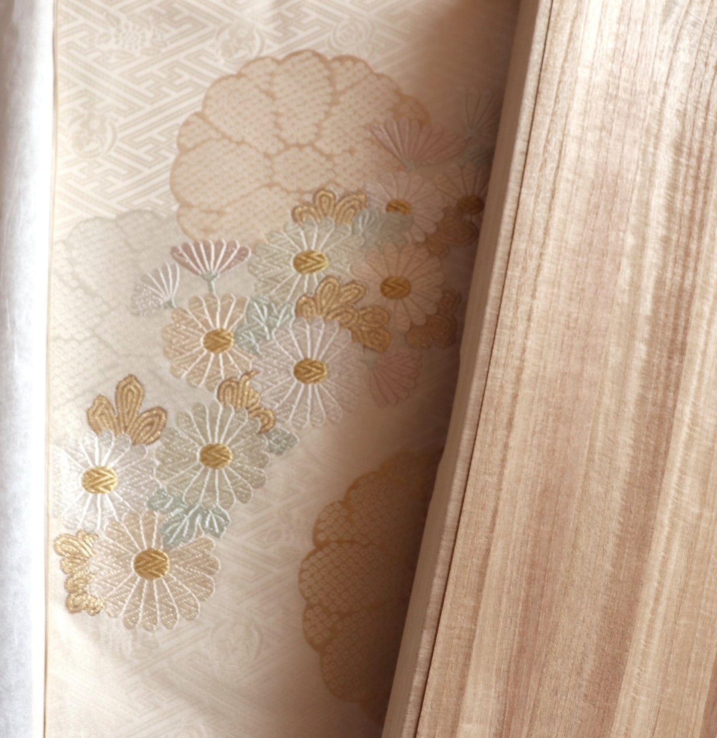 【西陣織】お仕立付き　袋帯　纐纈繡菊花文　白